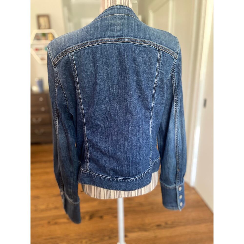 GAP blue denim jacket with 3 snap cuffs, 4 pockets and collarless styling - Picture 6 of 9